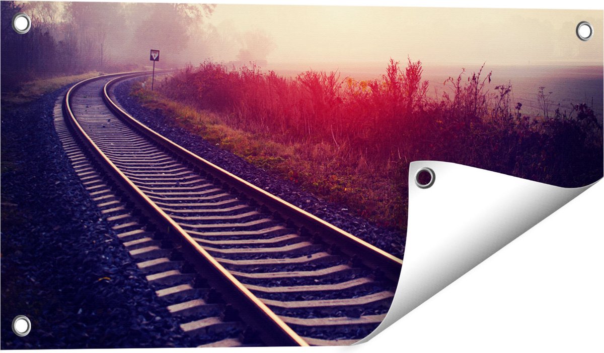 Gards Tuinposter Spoorweg Rails tijdens de Herfst met Mist - 60x30 cm - Tuindoek - Tuindecoratie - Wanddecoratie buiten - Tuinschilderij Multikleur