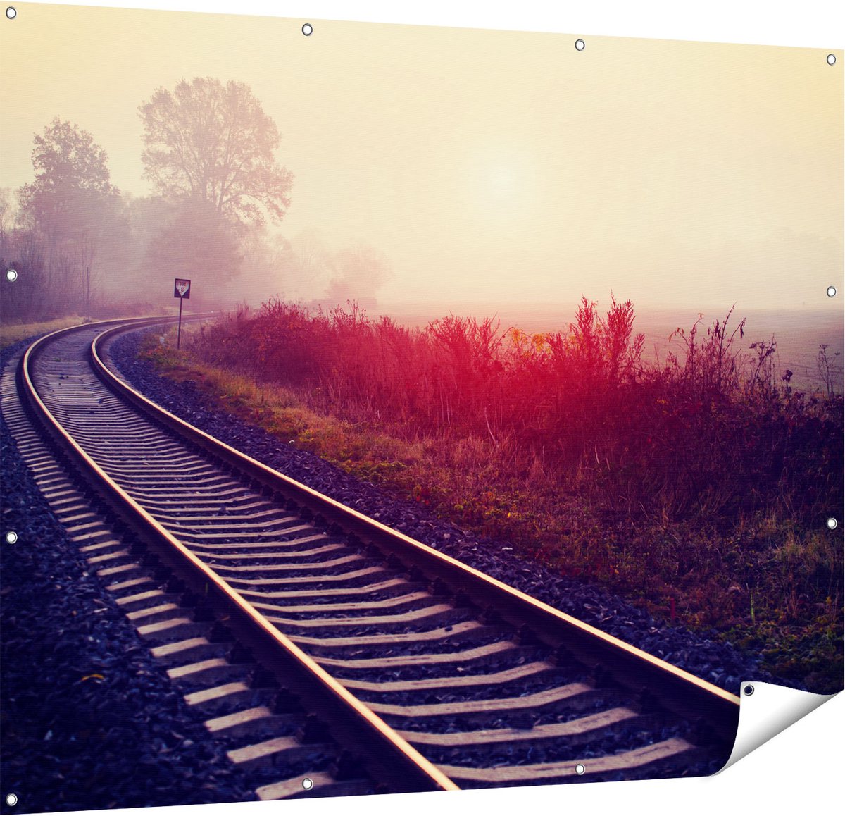 Gards Tuinposter Spoorweg Rails tijdens de Herfst met Mist - 150x120 cm - Tuindoek - Tuindecoratie - Wanddecoratie buiten - Tuinschilderij Multikleur