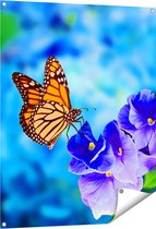 Gards Tuinposter Oranje Vlinder bij Paarse Bloemen - 80x100 cm - Tuindoek - Tuindecoratie - Wanddecoratie buiten - Tuinschilderij