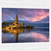 Muursticker - Gouden Lagen Pura Ulun Danu Bratan Tempel langs het Meer in Indonesië - 100x75 cm Foto op Muursticker