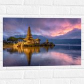 Muursticker - Gouden Lagen Pura Ulun Danu Bratan Tempel langs het Meer in Indonesië - 60x40 cm Foto op Muursticker