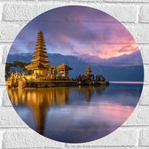 Muursticker Cirkel - Gouden Lagen Pura Ulun Danu Bratan Tempel langs het Meer in Indonesië - 50x50 cm Foto op Muursticker