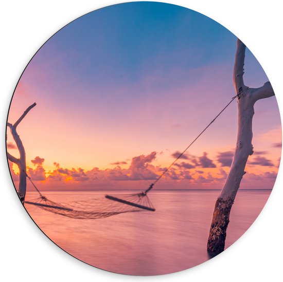 Dibond Muurcirkel - Hangmat tussen Kale Takken in de Zee tijdens Zonsondergang - 60x60 cm Foto op Aluminium Muurcirkel (met ophangsysteem)