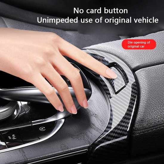Hand gebruikt de carbon fiber console armsteun schakelaar knop trim op een Mercedes Benz.