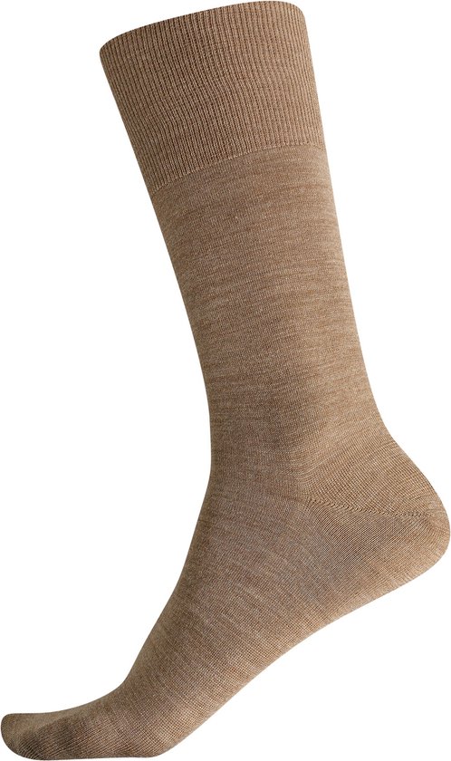 Chaussette Falke marron de couleur unie avec une texture subtile. Le bord est élastique.