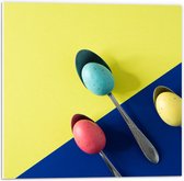 PVC Schuimplaat - Gekleurde Eieren op Lepels op Blauwe en Gele Vakken - 50x50 cm Foto op PVC Schuimplaat (Met Ophangsysteem)