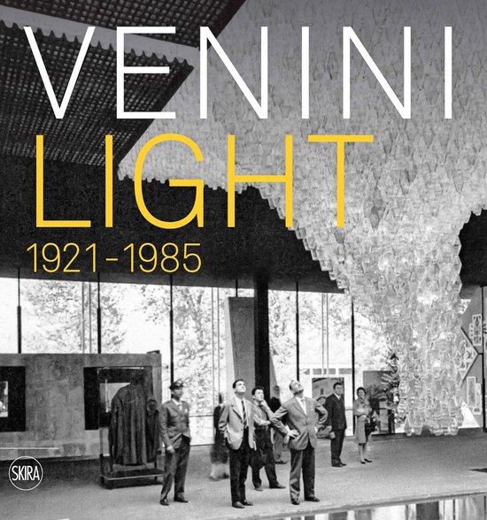 VENINI LIGHT 1921-1985, boek, met een grote kroonluchter en mensen die omhoog kijken.