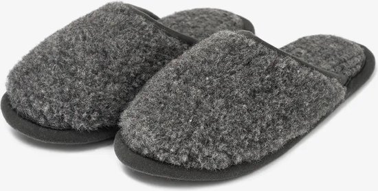 Een paar grijze wollen pantoffels met donkergrijze randen.