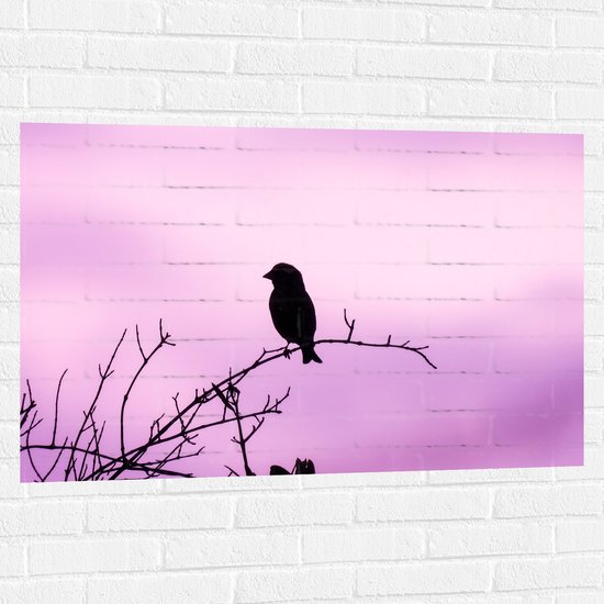 Muursticker - Silhouet van een Klein Vogeltje tegen Paarskleurige Lucht - 105x70 cm Foto op Muursticker