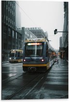 Dibond - Trams rijdend door de Stad op Regenachtige Dag - 40x60 cm Foto op Aluminium (Wanddecoratie van metaal)