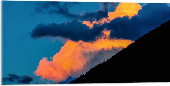 Acrylglas - Lichte en Donkere Wolken in de Lucht achter Berg - 100x50 cm Foto op Acrylglas (Wanddecoratie op Acrylaat)