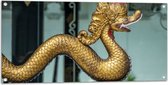 Tuinposter – Traditionele Chinese Gouden Draak op Rand van Balkon - 100x50 cm Foto op Tuinposter (wanddecoratie voor buiten en binnen)