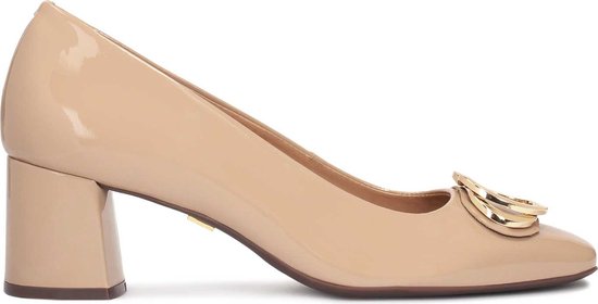 Lacquered beige pumps with a sturdy heel