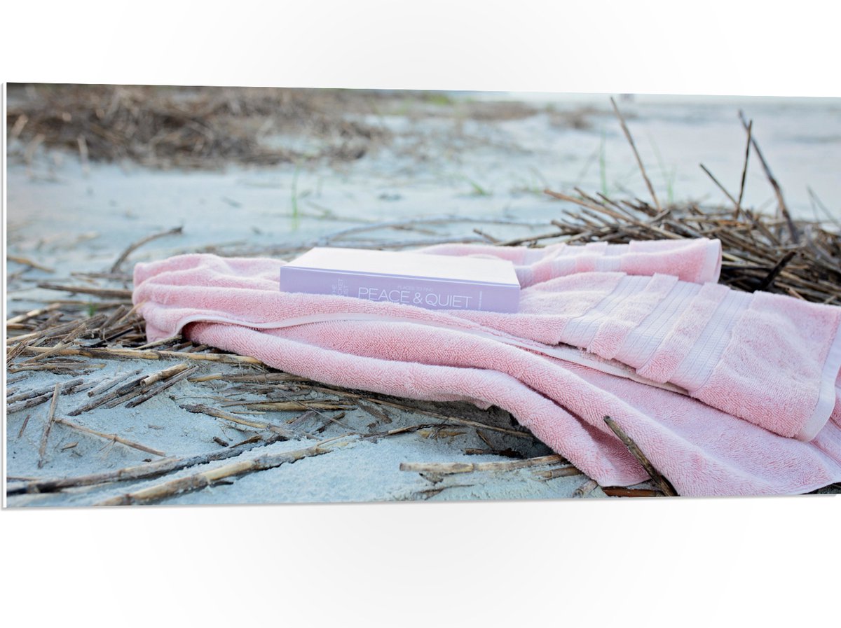 PVC Schuimplaat- Boek met Handdoek op Beige Strand - 100x50 cm Foto op PVC Schuimplaat