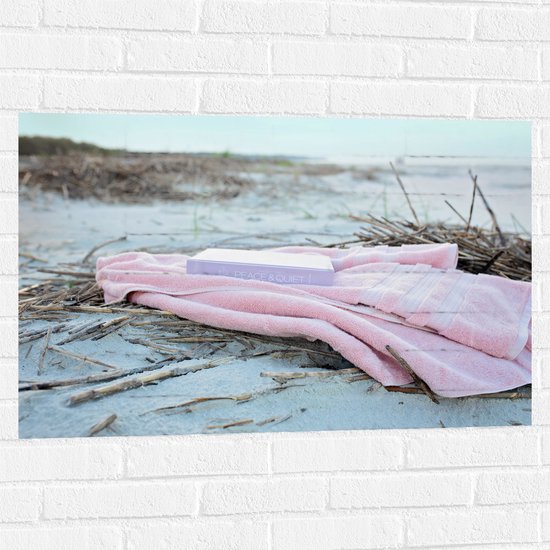 WallClassics - Muursticker - Boek met Handdoek op Beige Strand - 90x60 cm Foto op Muursticker