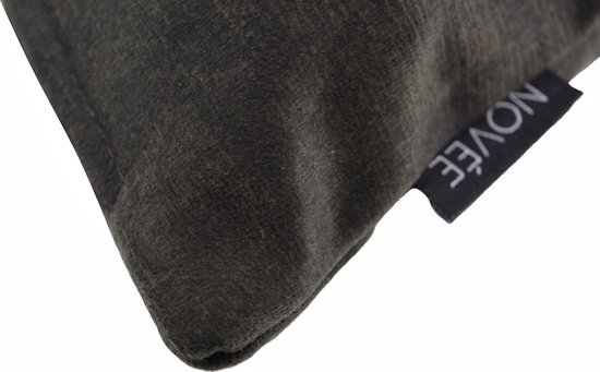 Coussin vert foncé avec coutures visibles et une étiquette NOVÉE.
