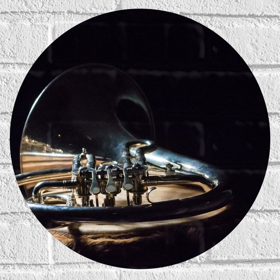 Muursticker Cirkel - Liggend Gouden Blaasinstrument tegen Zwarte Achtergrond - 40x40 cm Foto op Muursticker