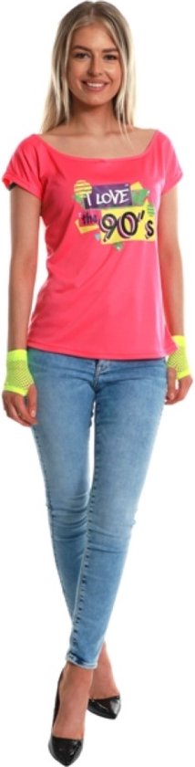 Vrouw in roze 'I LOVE the 90's' T-shirt, met neon gele polsbandjes en spijkerbroek.