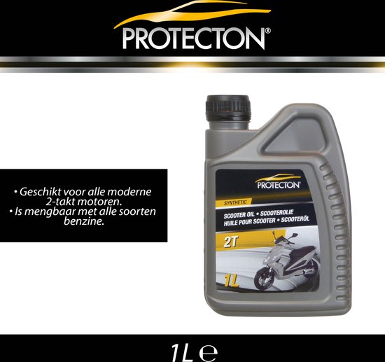 Grijze fles Protecton 2T scooterolie, 1L. Label met scooter, 'SYNTHETIC', 'SCOOTER OIL' en tekstbullet.