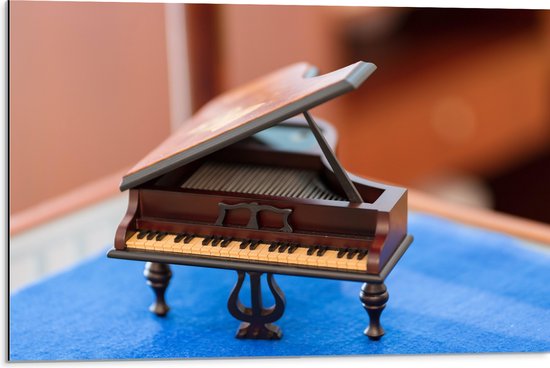 Dibond - Foto van een Mini Piano - 75x50 cm Foto op Aluminium (Wanddecoratie van metaal)
