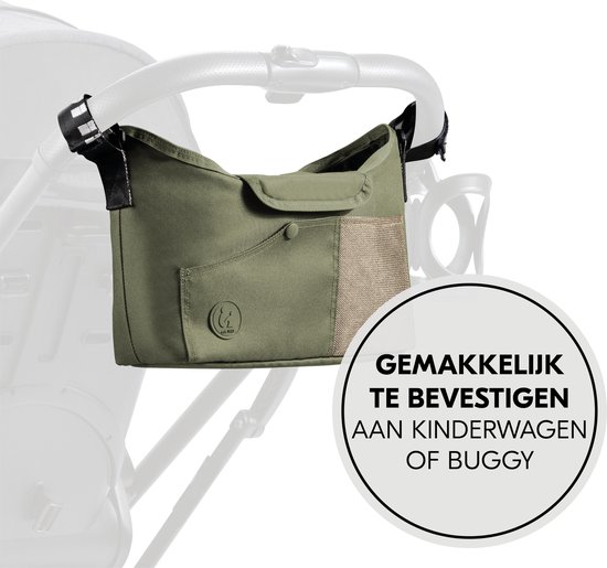 Olijfgroene kinderwagentas met bruin netvak, bevestigd aan een kinderwagenhandvat. Tekst: 'GEMAKKELIJK TE BEVESTIGEN AAN KINDERWAGEN OF BUGGY'.