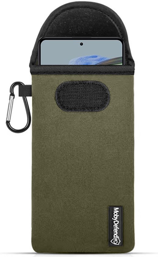 Housse de téléphone verte en tissu avec fermeture velcro, dans laquelle un smartphone est partiellement glissé.
