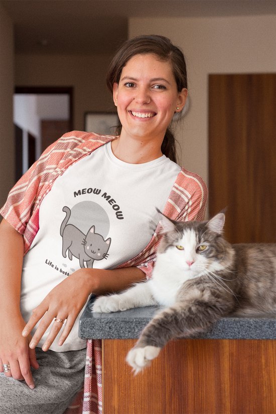 Shirt - Life is better with cats - Wurban Wear | Grappig shirt | Kat | Unisex tshirt | Kattenbak | Liefde | Knuffel | Wit