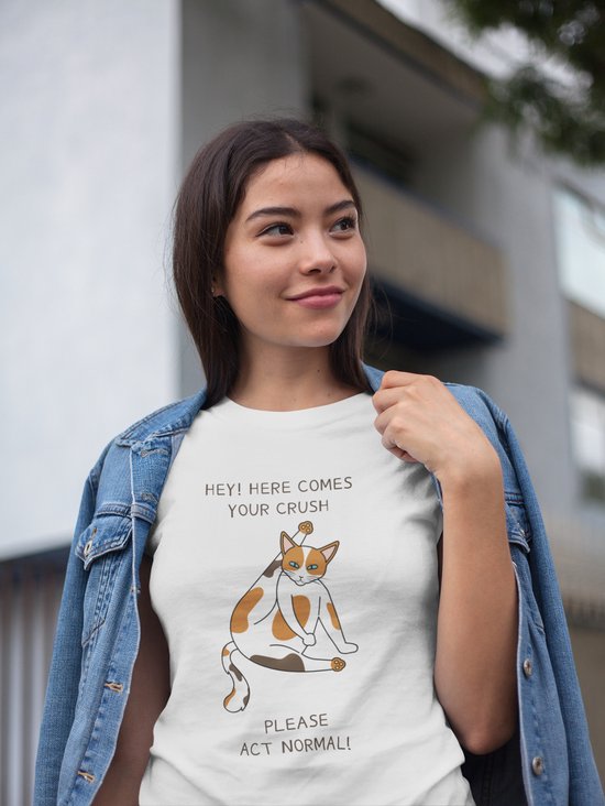 Shirt - Hey there comes your crush please act normal - Wurban Wear | Grappig shirt | Kat | Unisex tshirt | Kattenbak | Liefde | Knuffel | Wit