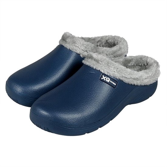 Paar navy blauwe klompen met grijze nepbont voering, zijkant view. XQ Footwear logo.