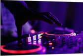 Dibond - Hand van DJ op DJ set met Neon Lichten - 120x80 cm Foto op Aluminium (Met Ophangsysteem)