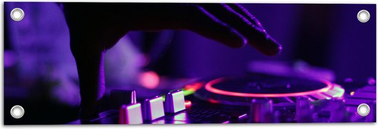 Tuinposter – Hand van DJ op DJ set met Neon Lichten - 60x20 cm Foto op Tuinposter (wanddecoratie voor buiten en binnen)