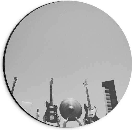 Dibond Muurcirkel - Verschillende Muziekinstrumenten in Handen van Mensen (Zwart- wit) - 20x20 cm Foto op Aluminium Muurcirkel (met ophangsysteem)
