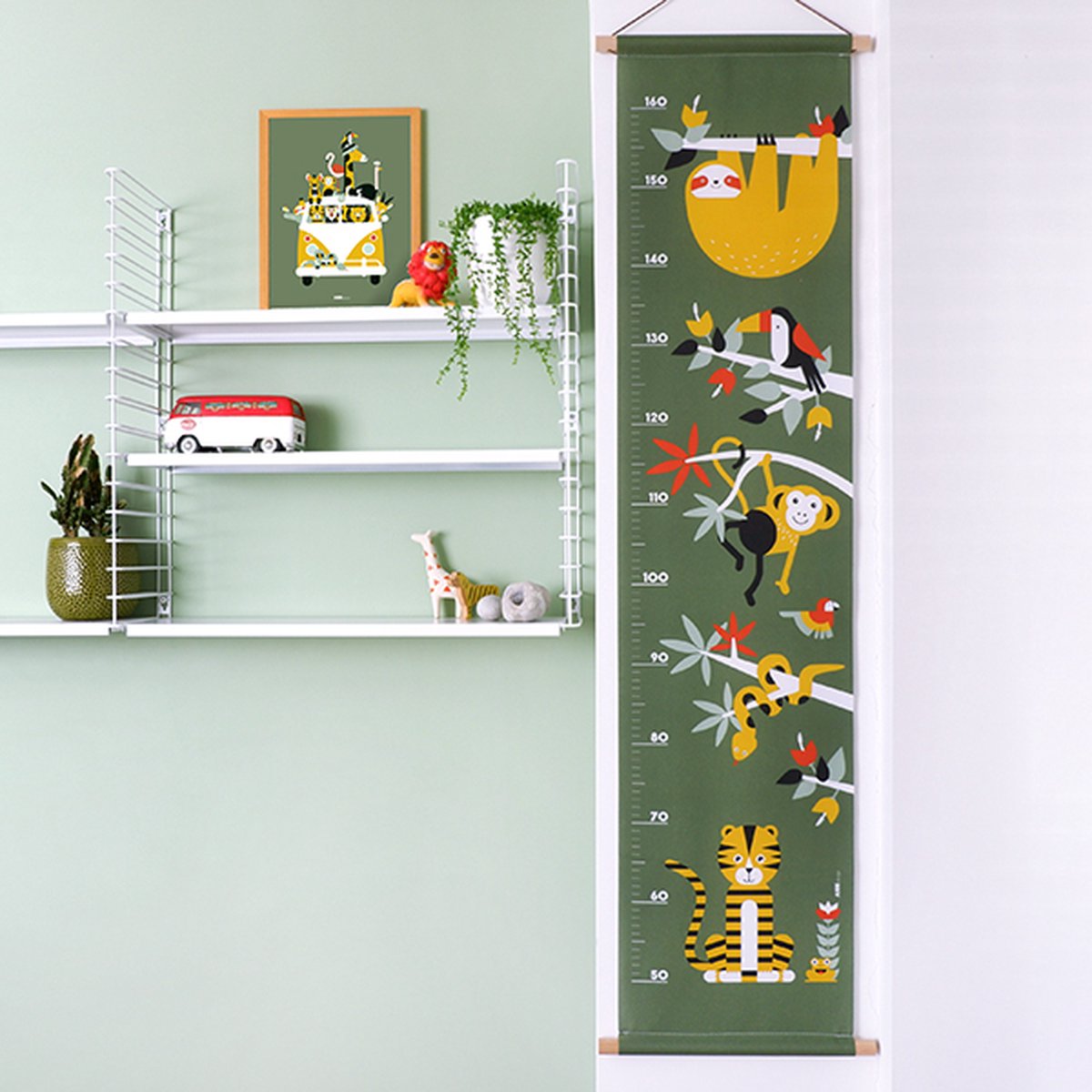 Groeimeter Jungle olijf groen 30cm x 130cm - groeimeter - babykameraccessoire - katoen - oerwoud - jungle - groen - dieren - aap - luiaard - tijger - toekan - oker - babykamer - muurdecoratie - stokken - lederlook touwtje