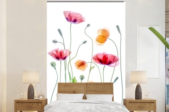 Papier peint avec des coquelicots transparents dans des tons rose et orange au-dessus d'un lit double.