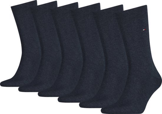 Zes paar donkerblauwe Tommy Hilfiger sokken met een klein rood, wit en blauw logo op de rechter sok.