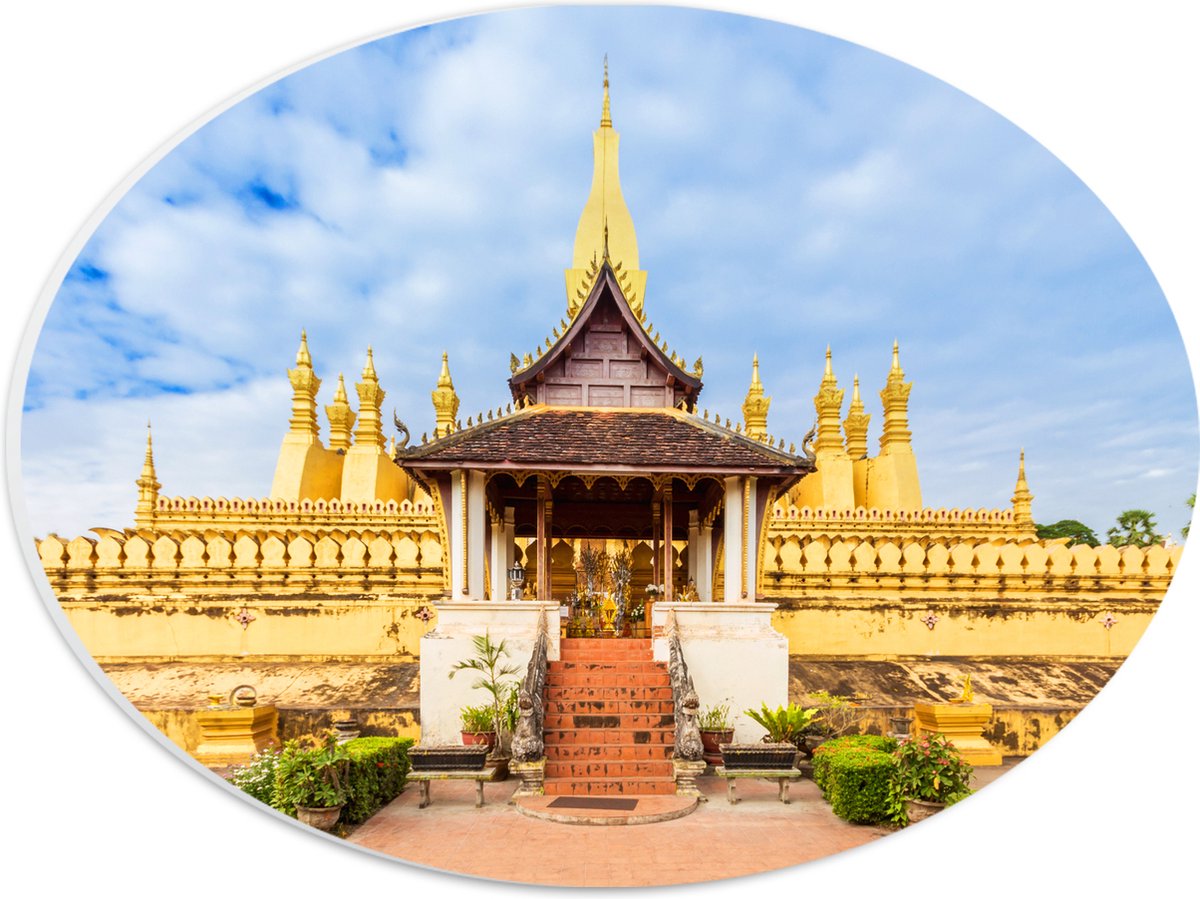 PVC Schuimplaat Ovaal - Vooraanzicht van Pha That Luang Tempel in Vientiane onder Sluierbewolking, Laos - 28x21 cm Foto op Ovaal (Met Ophangsysteem)