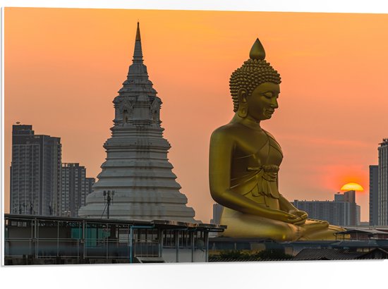 PVC Schuimplaat - Wat Paknam Phasi Charoen Tempel met Mega Goudkleurige Buddha tijdens Zonsondergang in Bangkok, Thailand - 75x50 cm Foto op PVC Schuimplaat (Met Ophangsysteem)
