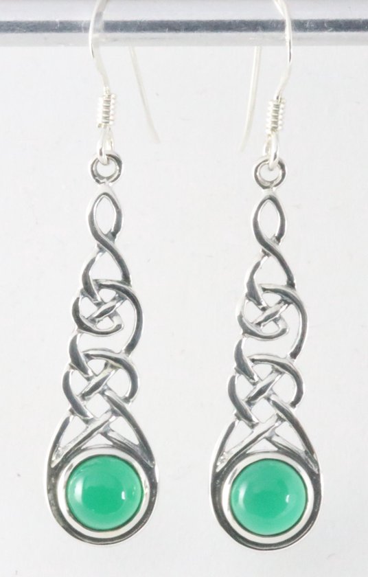 Lange opengewerkte zilveren oorbellen met groene agaat
