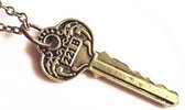 Fashionidea - Mooie goudkleurige ketting met hanger in de vorm van een sleutel.