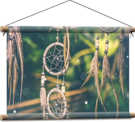 Textielposter - Dromerige Bruine Dromenvanger Hangend in Tuin - 60x40 cm Foto op Textiel