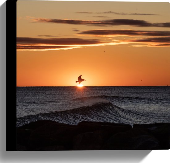 Canvas - Vogel Vliegend boven Zee met Hoge Golven tijdens Zonsondergang - 30x30 cm Foto op Canvas Schilderij (Wanddecoratie op Canvas)