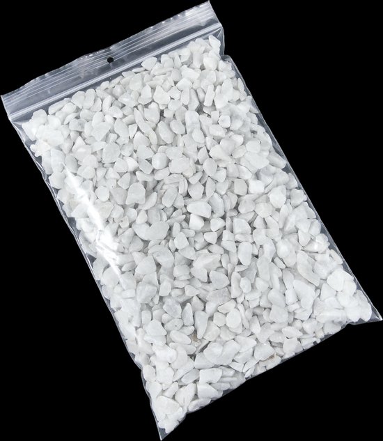 Een zak met witte sierstenen van 9-13 mm, op een zwarte achtergrond.
