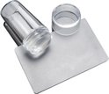 Transparante nagelstempel met schraper, de dop is naast de stempel geplaatst.