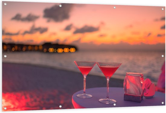 Tuinposter – Tafeltje op het Strand met Cocktails in de Avond - 150x100 cm Foto op Tuinposter (wanddecoratie voor buiten en binnen)