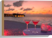 Hout - Tafeltje op het Strand met Cocktails in de Avond - 40x30 cm - 9 mm dik - Foto op Hout (Met Ophangsysteem)