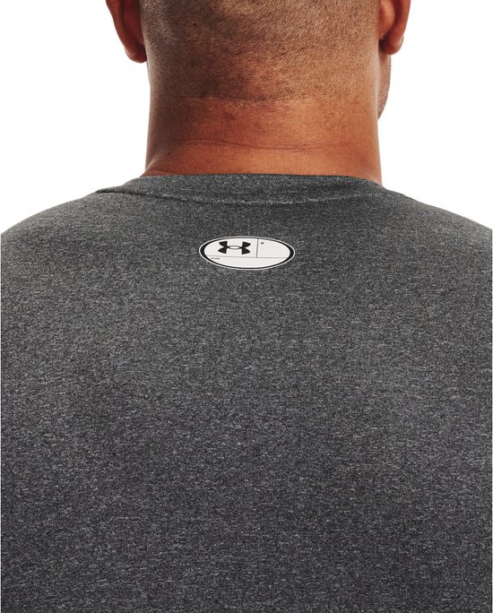 Donkergrijs sportshirt met het Under Armour logo op de achterkant van de nek.