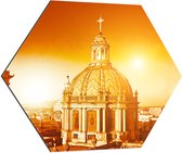 Dibond Hexagon - Top van St-Pietersbasiliek Kerk in Vaticaanstad onder Felle Zon - 70x60.9 cm Foto op Hexagon (Met Ophangsysteem)