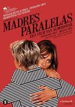Film poster 'Madres Paralelas' met twee vrouwen omhelzend. Rode achtergrond, tekst in wit en zwart.