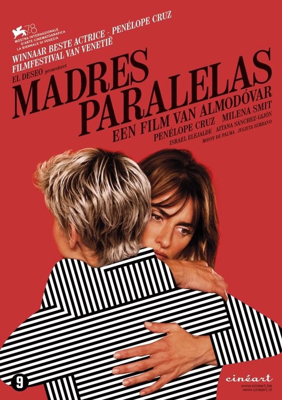 Film poster 'Madres Paralelas' met twee vrouwen omhelzend. Rode achtergrond, tekst in wit en zwart.