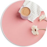 PVC Schuimplaat Muurcirkel - Kopje Koffie op Blad met Witte Bloemen op Roze Achtergrond - 20x20 cm Foto op Muurcirkel (met ophangsysteem)